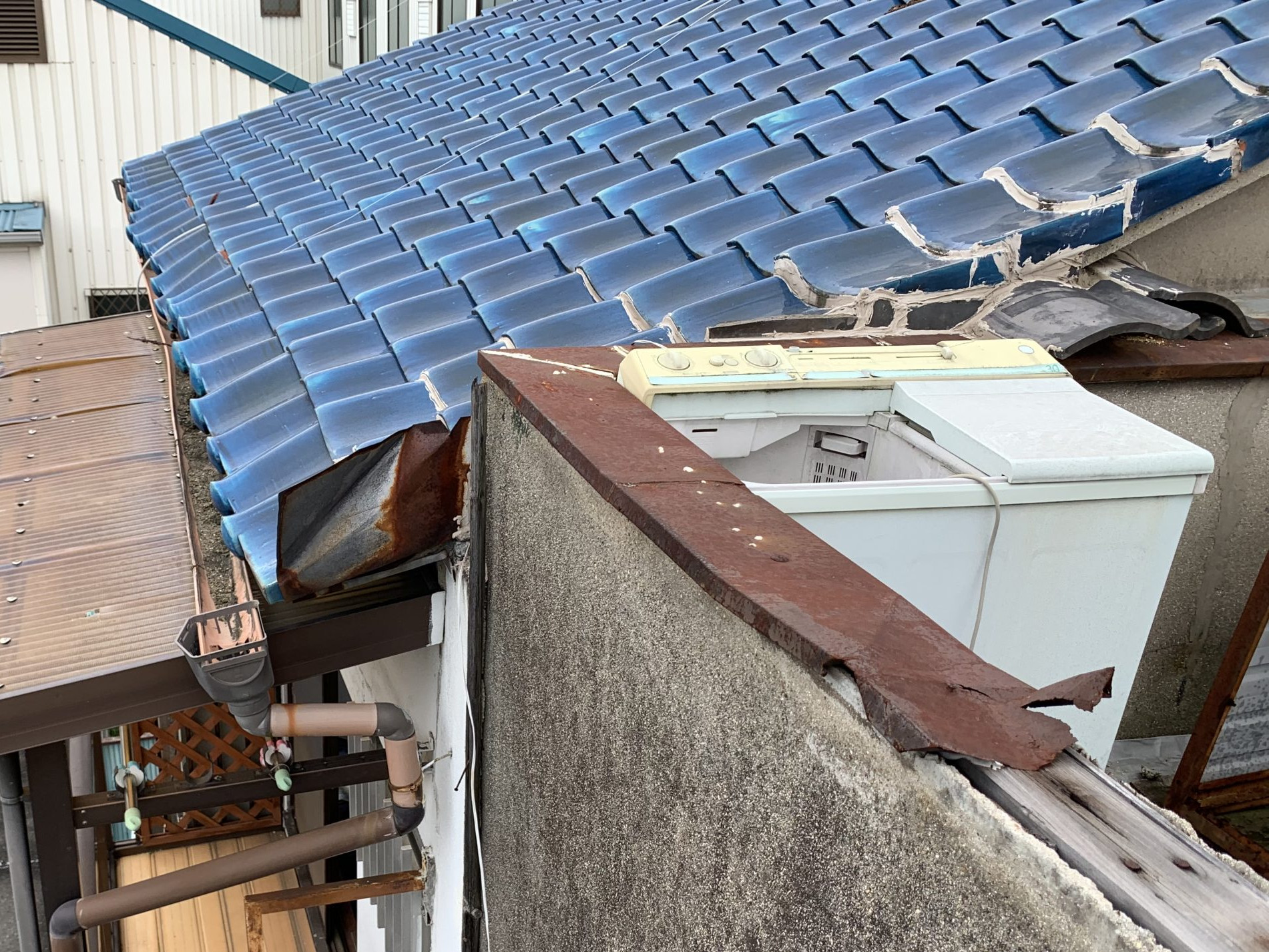 劣化により垂れた軒先瓦