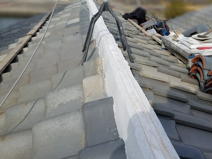 棟心木と瓦の隙間になんばん漆喰を詰めたところ