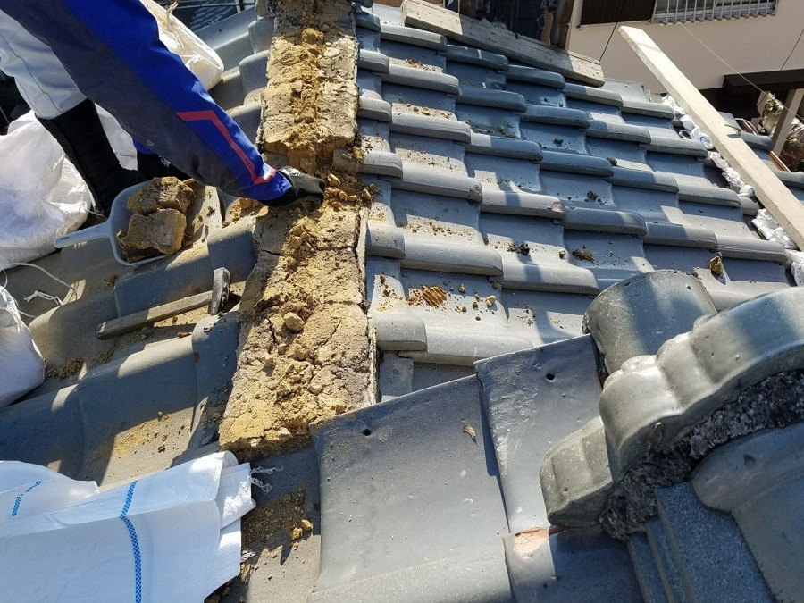 崩れた棟の葺き土を撤去中