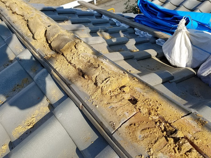 崩れた棟瓦を解体中