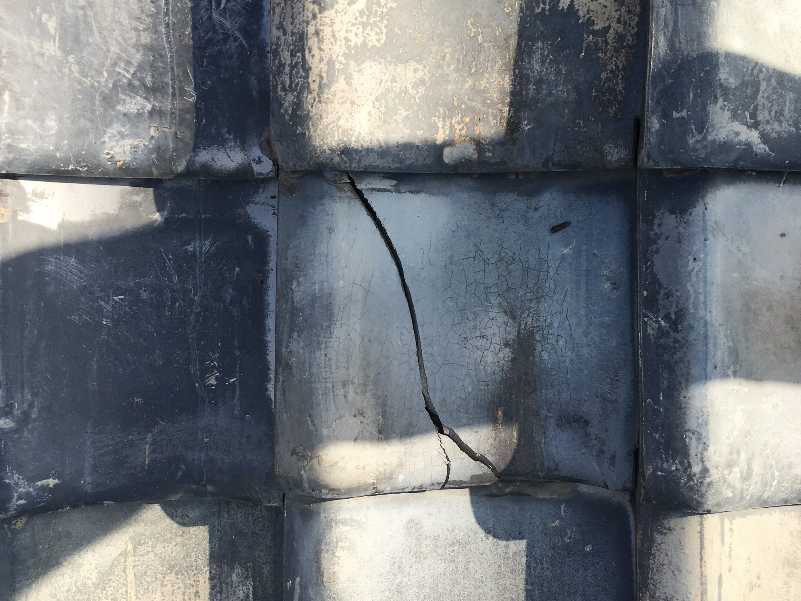 真っ二つに割れた瓦