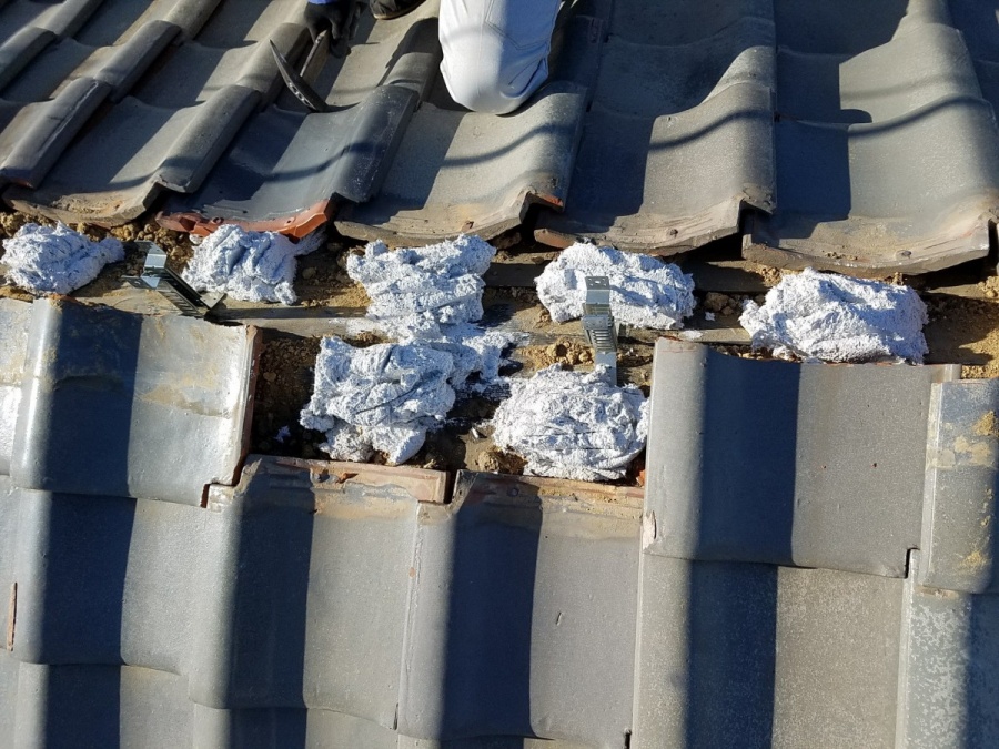 棟に詰めたなんばん漆喰でおいあて瓦を設置