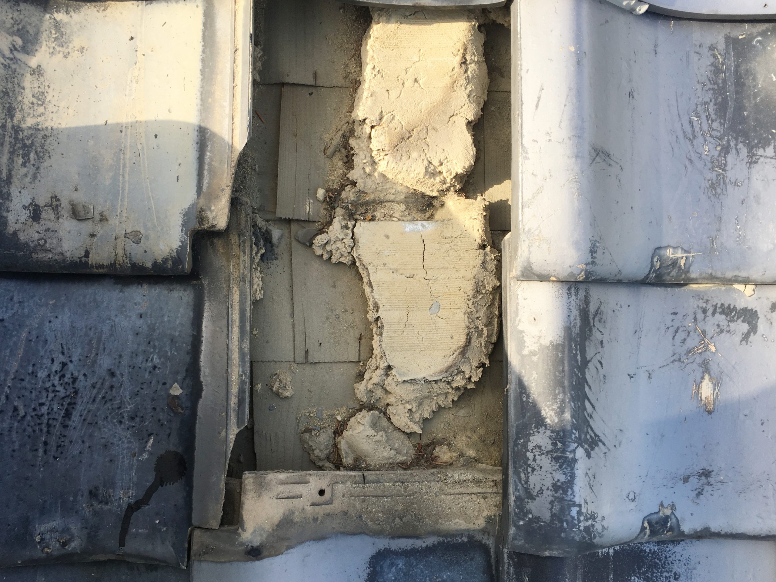 劣化した葺き土