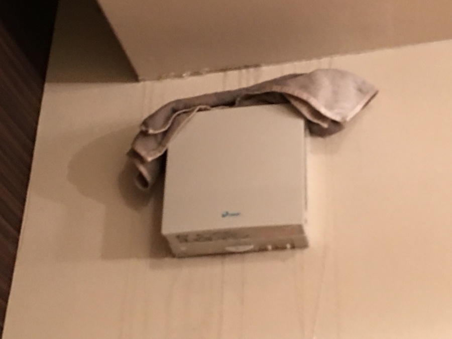 滝のように雨水が流れ込んでいる室内の壁