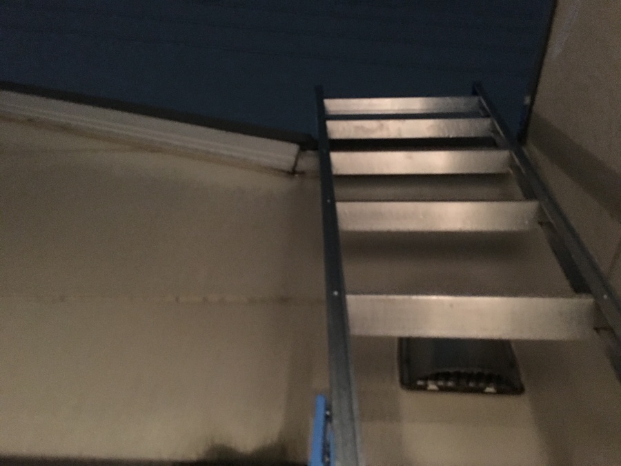 雨漏り点検のためにかけたハシゴ