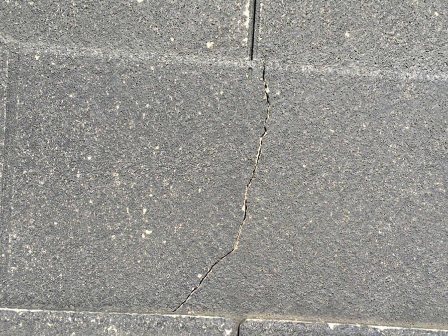 ひび割れた屋根