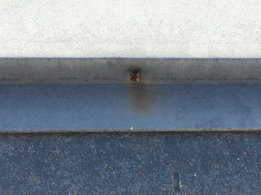 棟板金に打たれた釘は腐食している