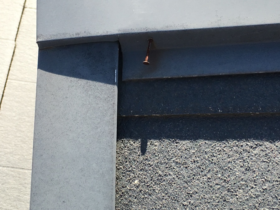 釘が浮いた棟板金