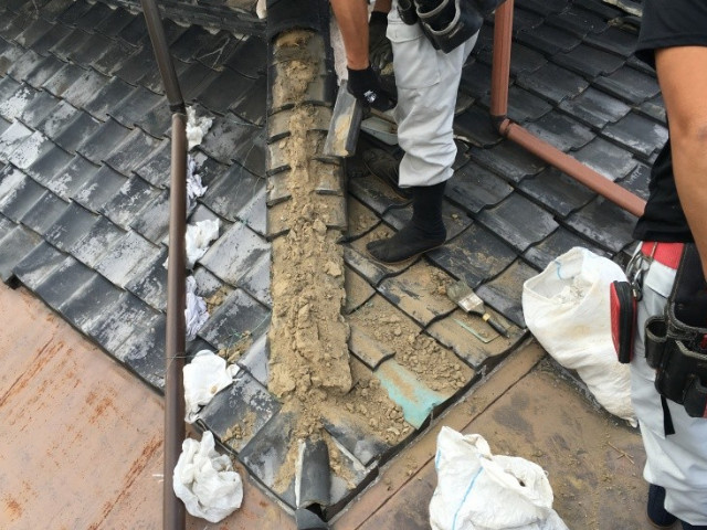 崩れかけた鬼瓦、のし瓦を一旦撤去