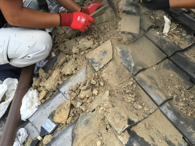 古くなった葺き土を撤去