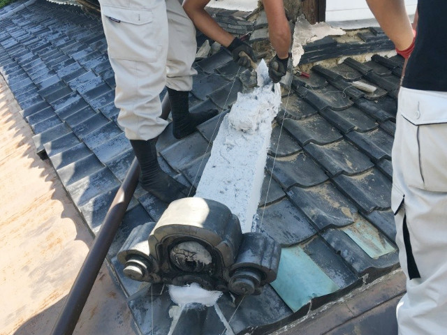 棟瓦の取り直し中