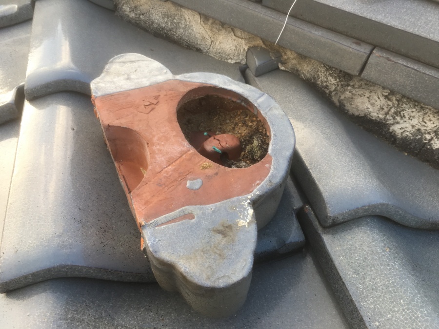 劣化し外れた鬼瓦