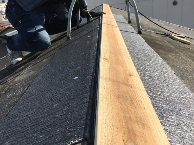 棟板金の下地材を取付け