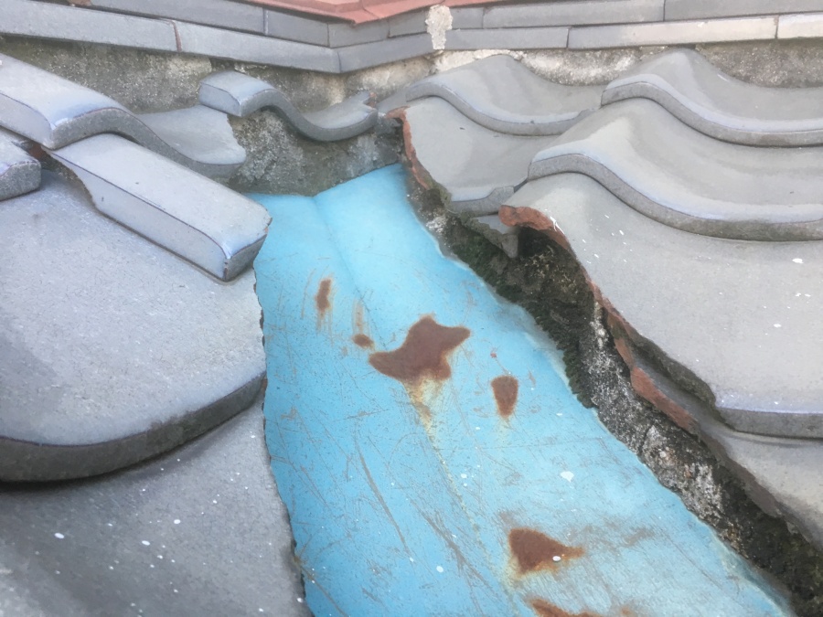 劣化した谷板金