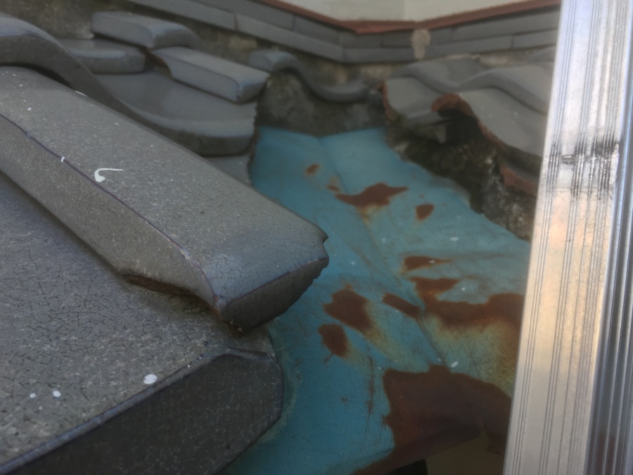 赤茶色にサビた谷板金