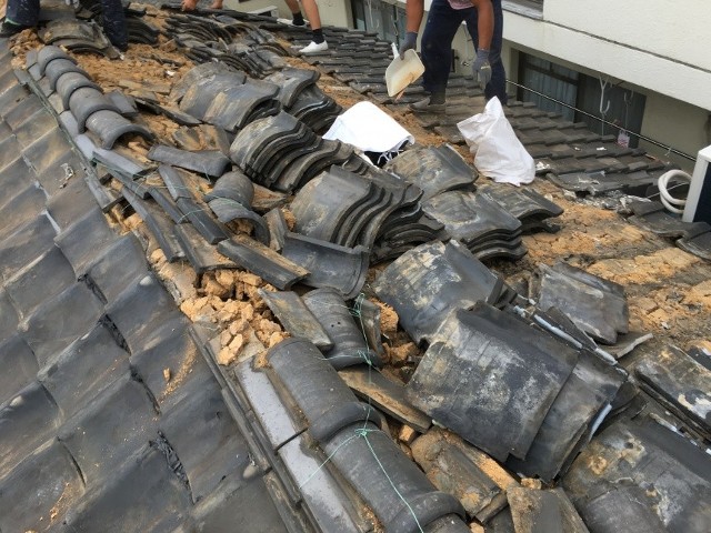 瓦の撤去中