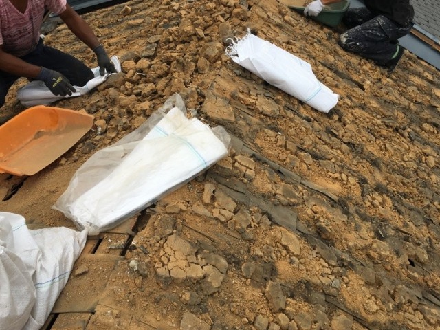 葺き土の撤去中