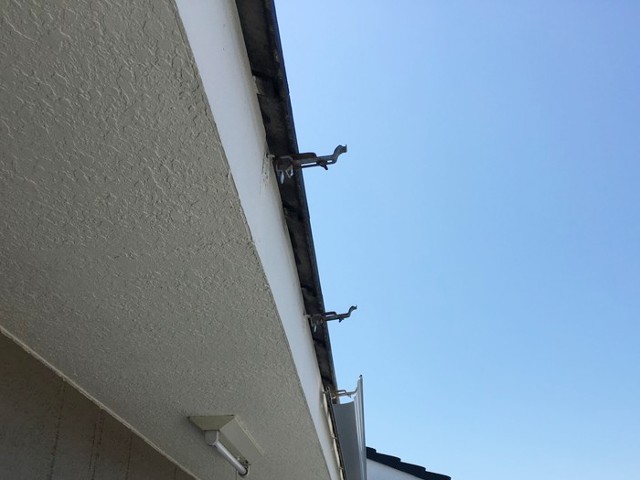 外壁側に反り返った雨どい金具