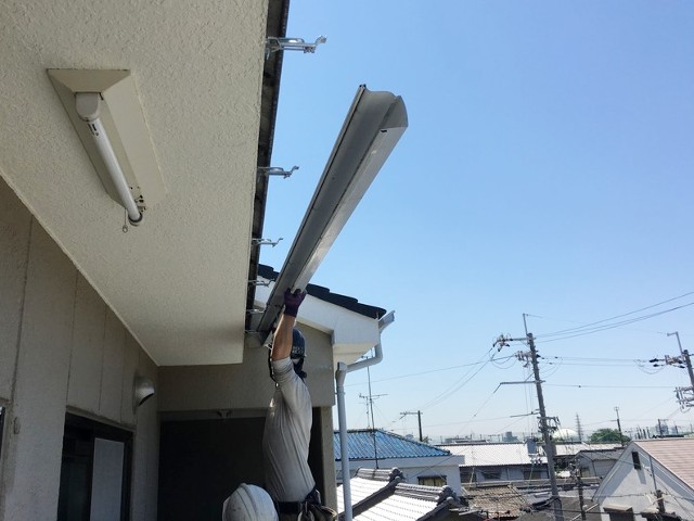 金具に軒樋を取り付ける