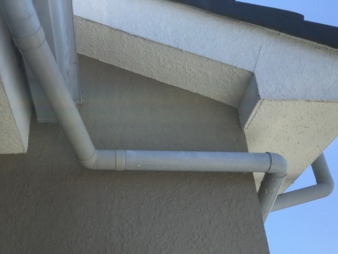 修理後の雨どい