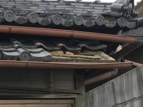 部分的に剥がれた瓦屋根