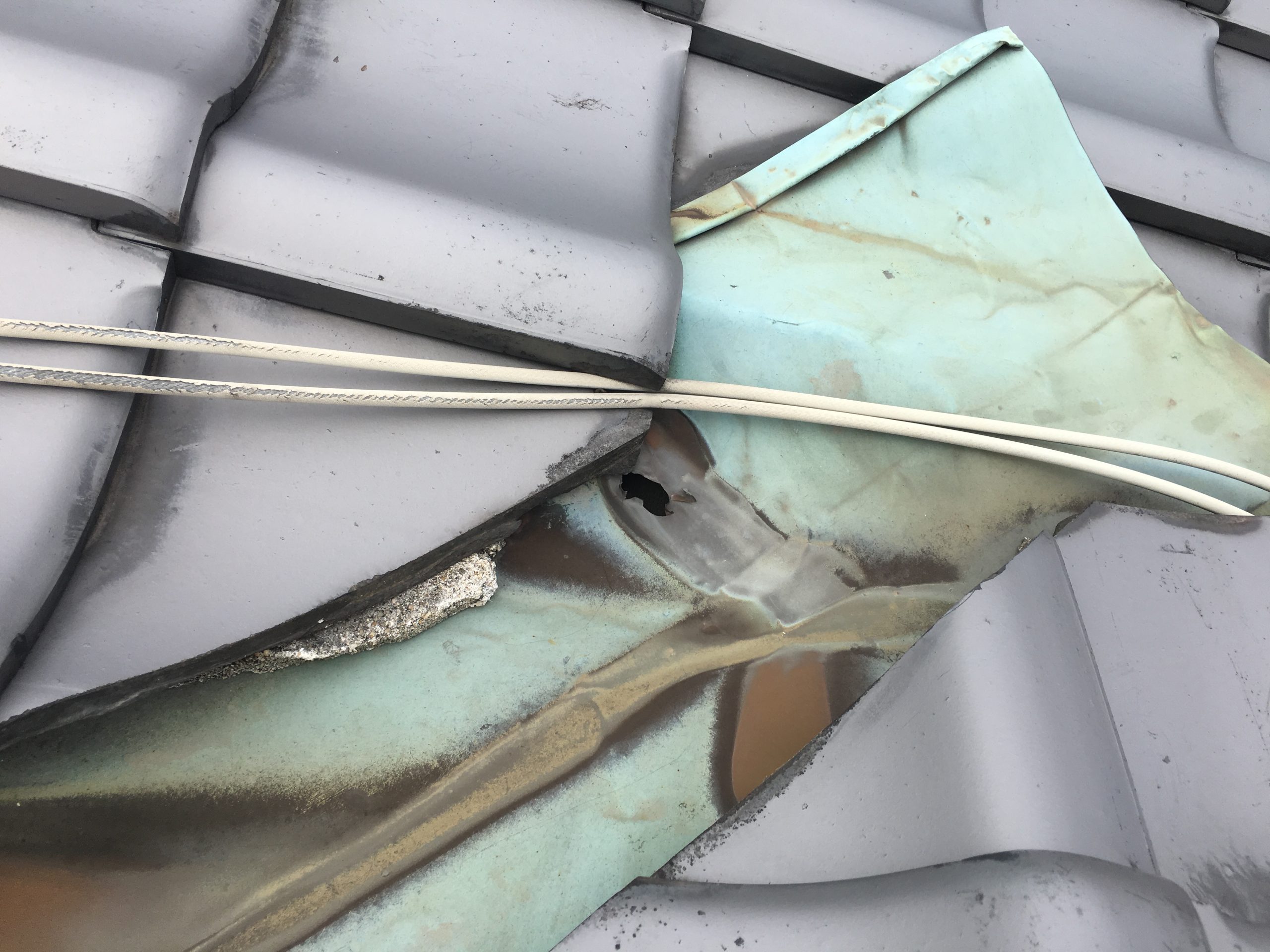 穴の空いた谷板金