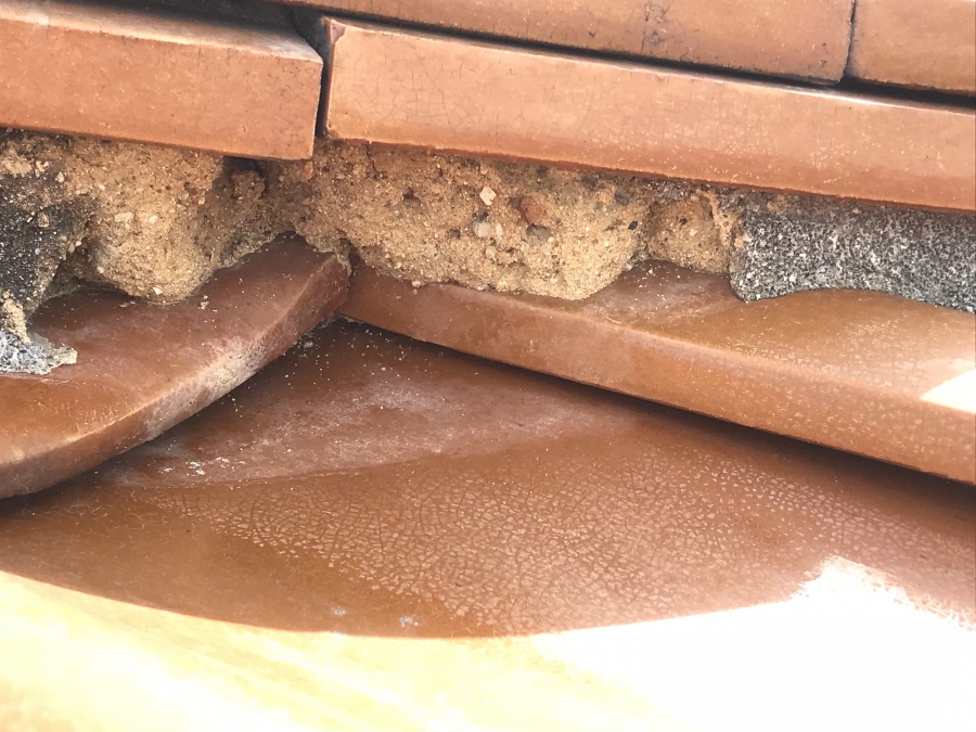 劣化した熨斗瓦下の漆喰