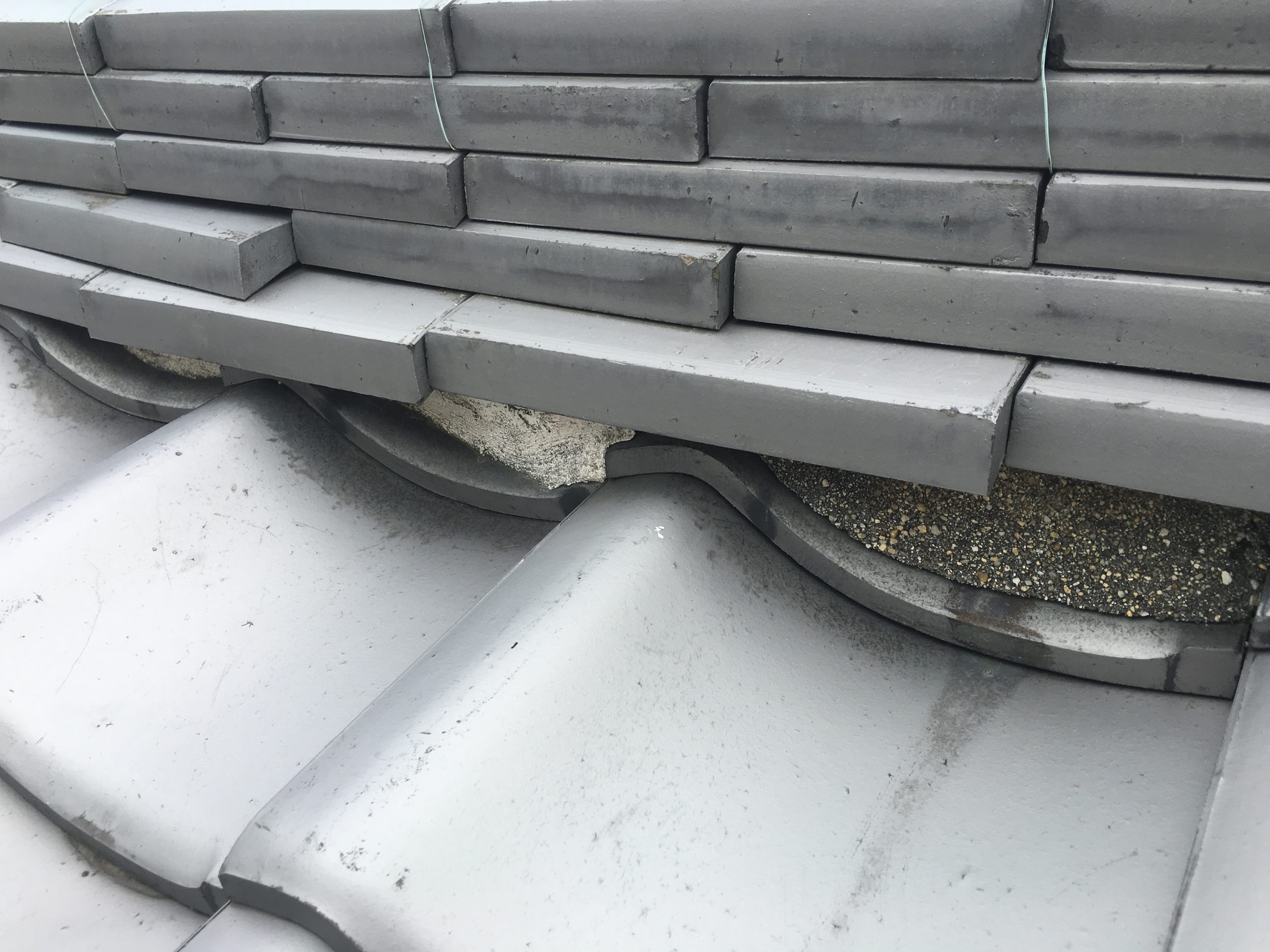 熨斗瓦がずれて漆喰も剥がれそうな棟