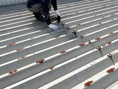 折半屋根にて塗装前のケレン中