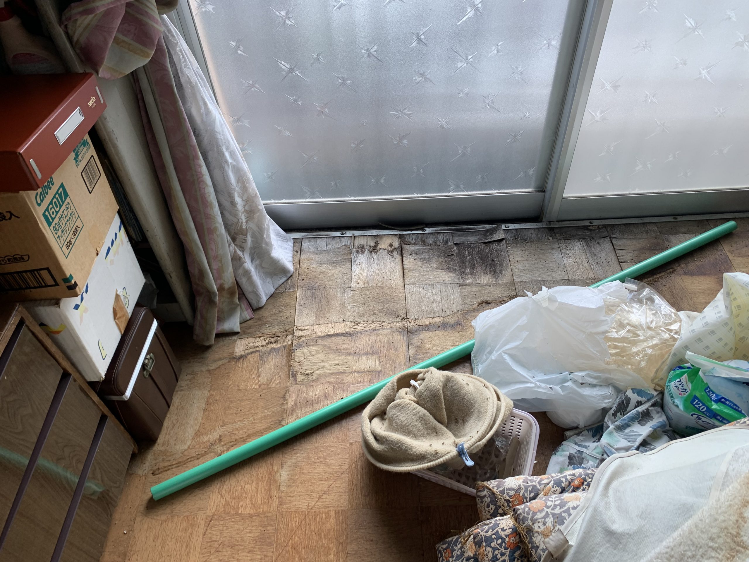 雨水浸入により傷んだ床面