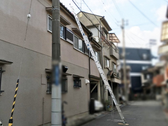 雨漏り点検のために設置したハシゴ