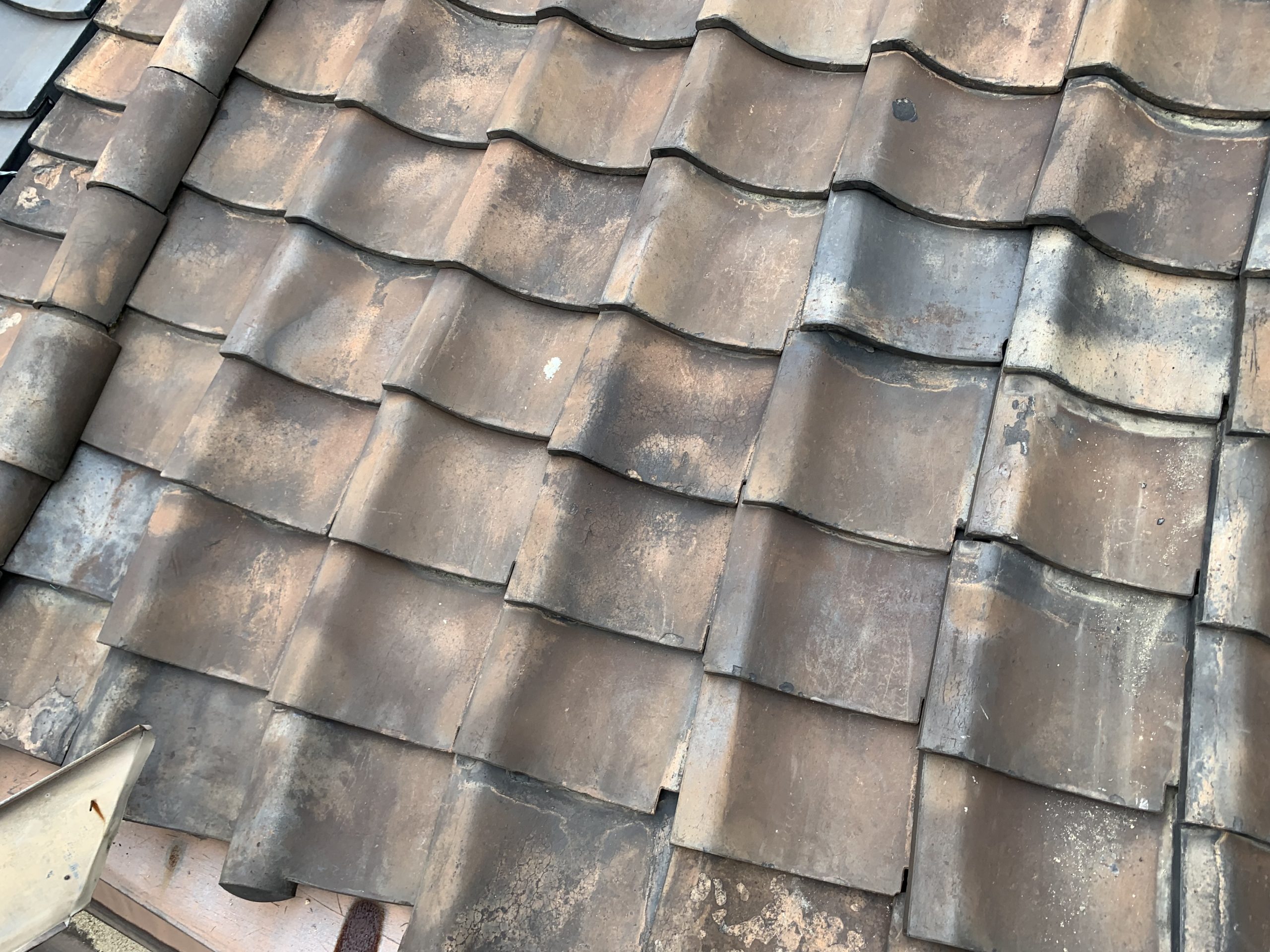 ガタガタにずれた瓦屋根