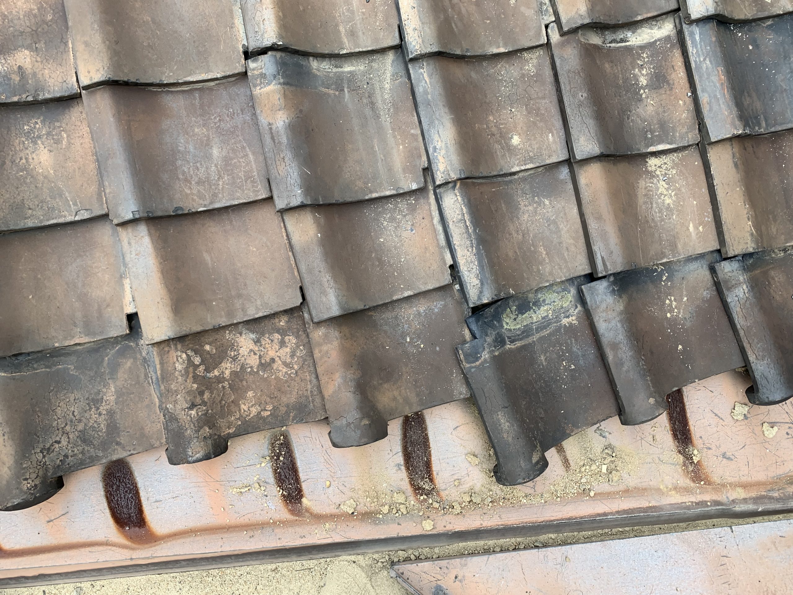 崩れかけた軒先の屋根瓦