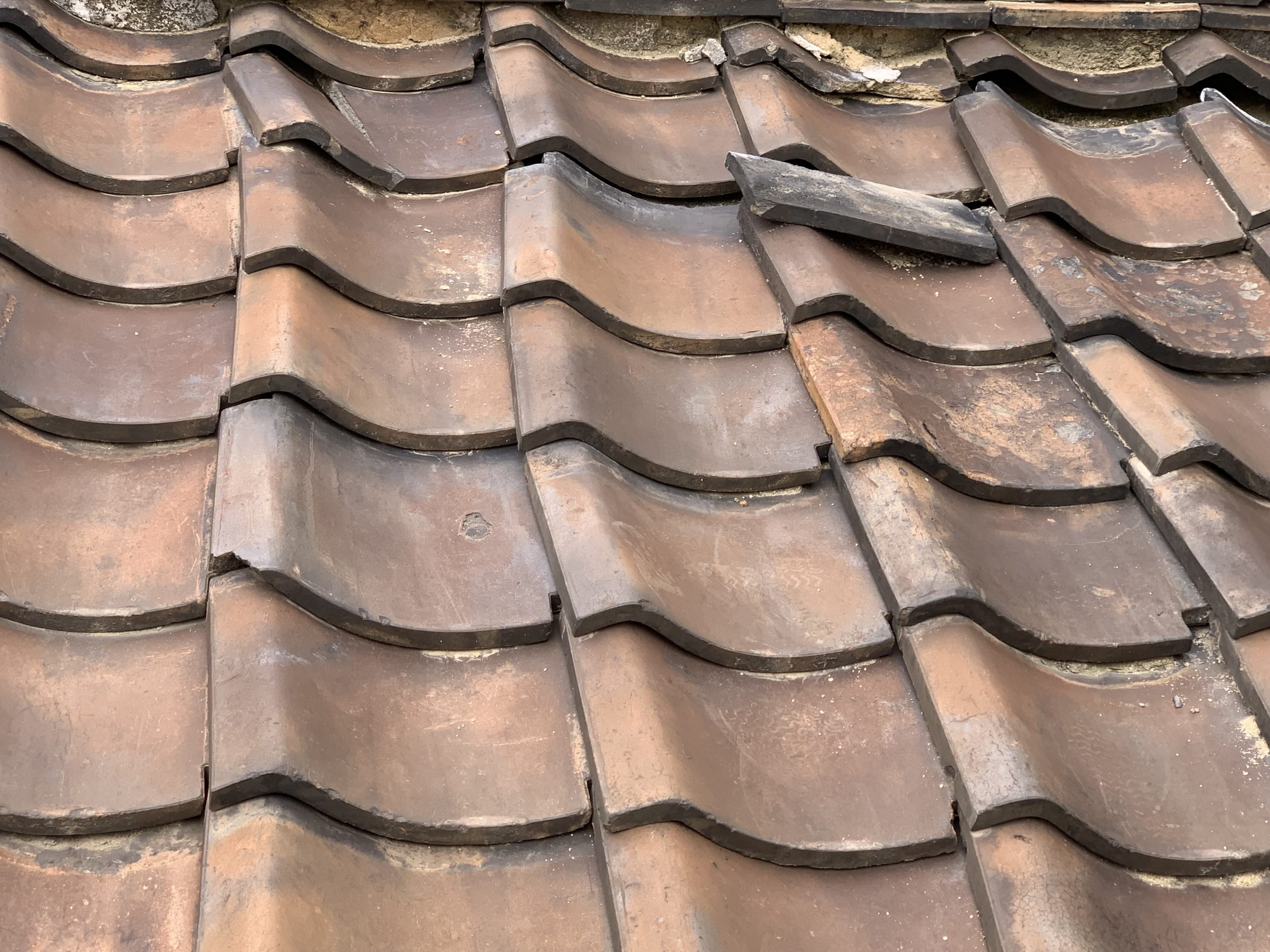 雨漏り原因となっている瓦のズレ、歪み