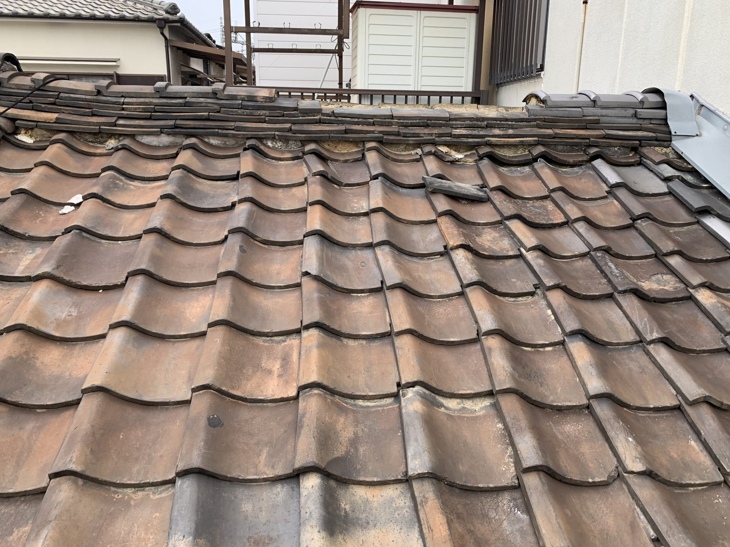 棟が崩れた築70年の瓦屋根