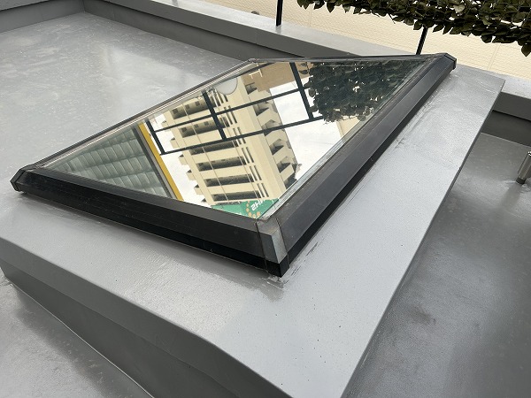 天窓遮熱フィルムが貼ってあります