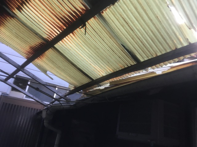 割れた波板屋根