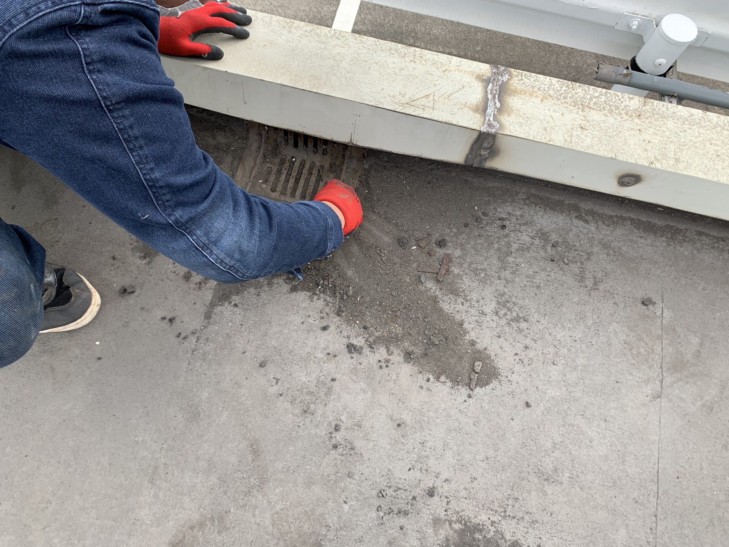 ドレンに詰まった泥を取り出す