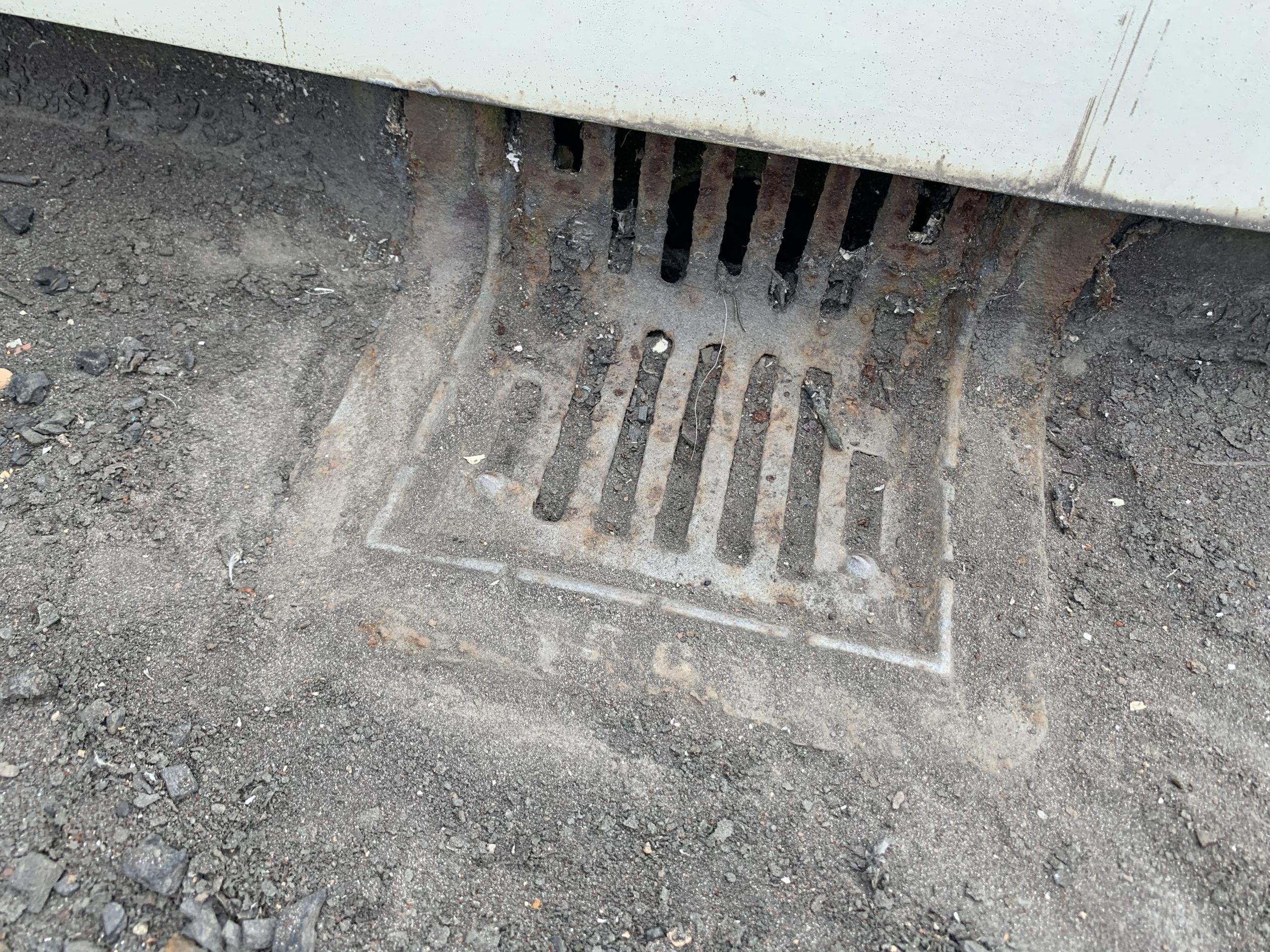 泥で詰まった陸屋根の排水口