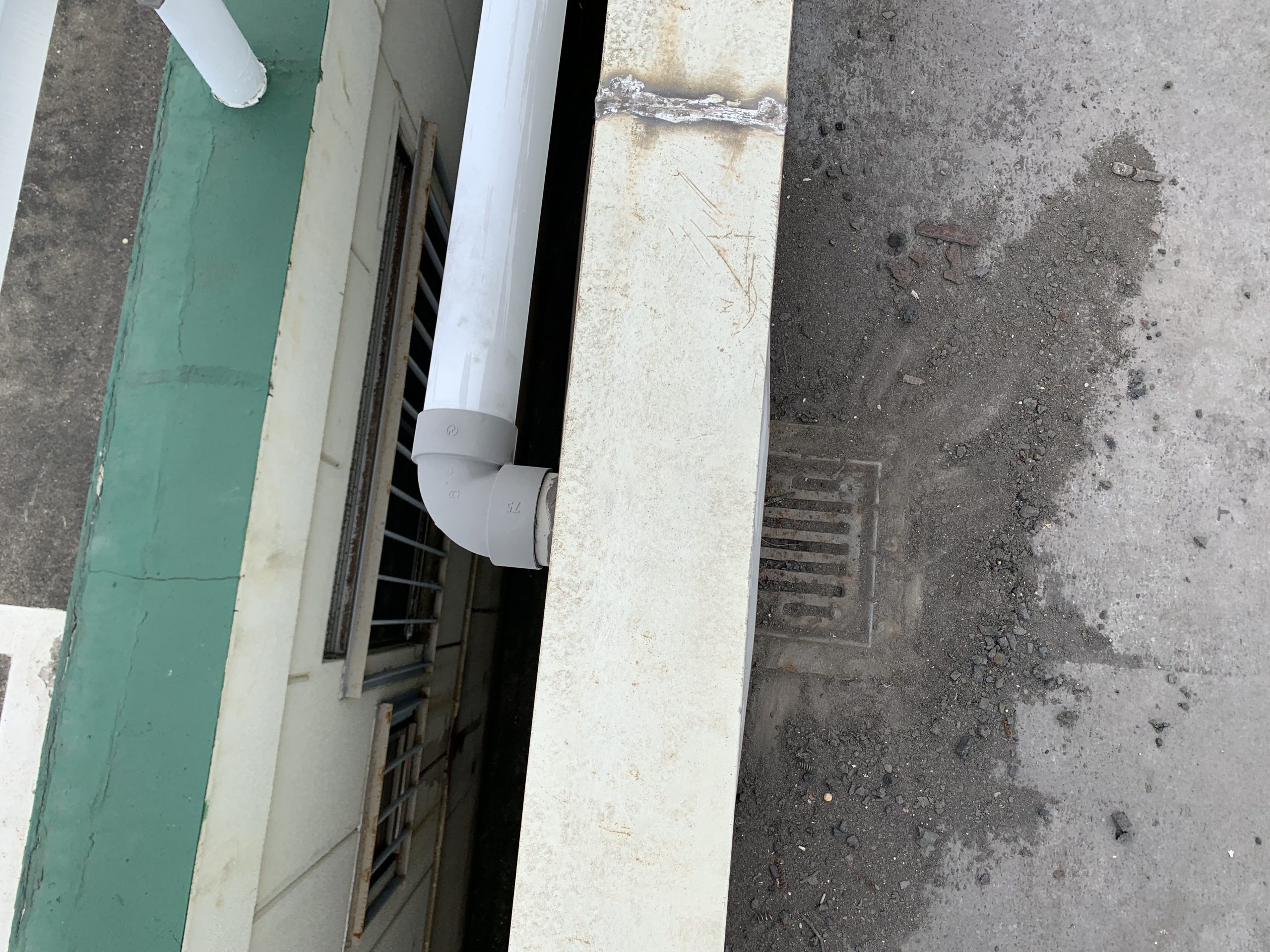 泥の詰まった陸屋根の排水口