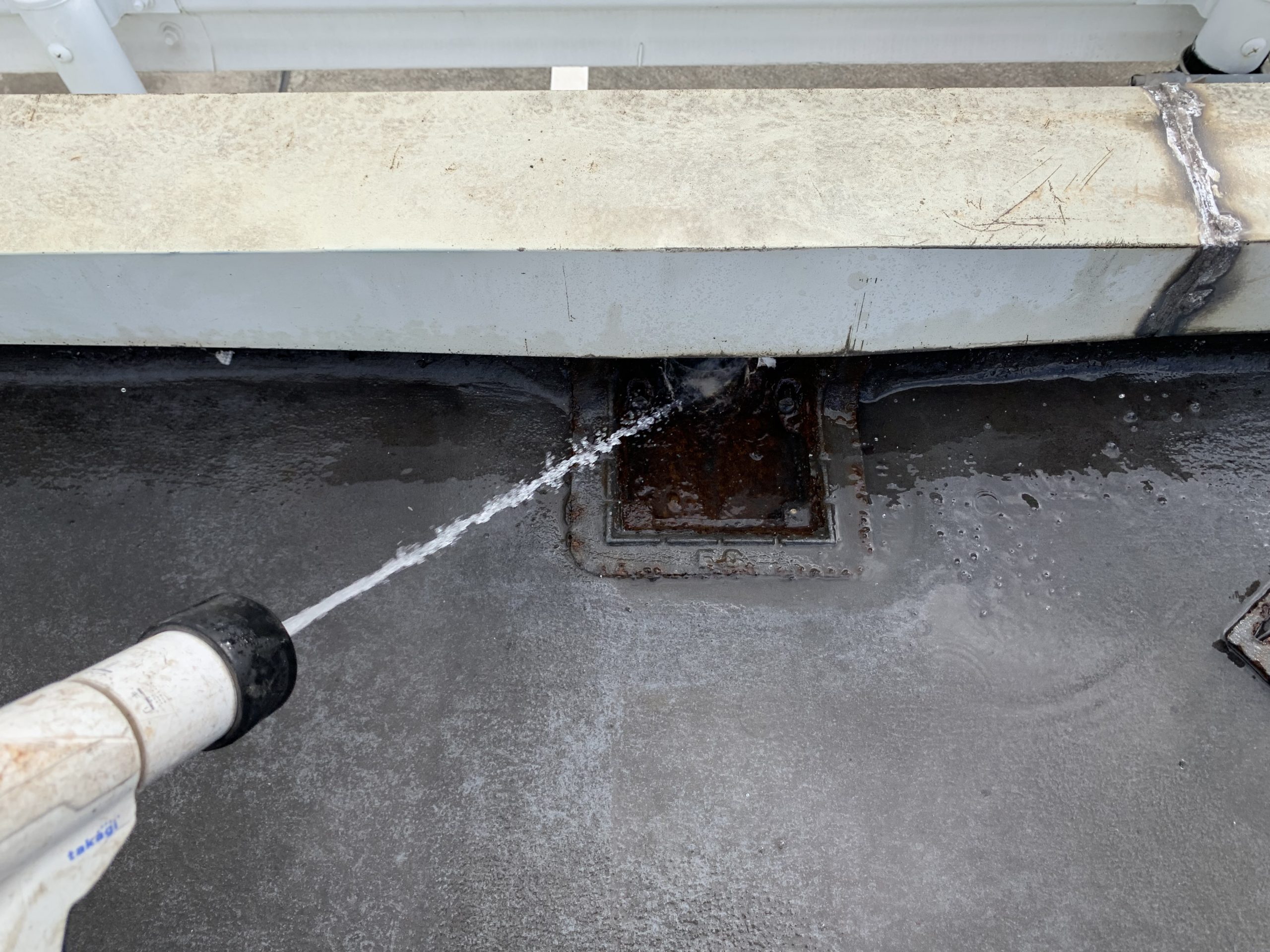 清掃後のドレンに水をかけ散水テスト