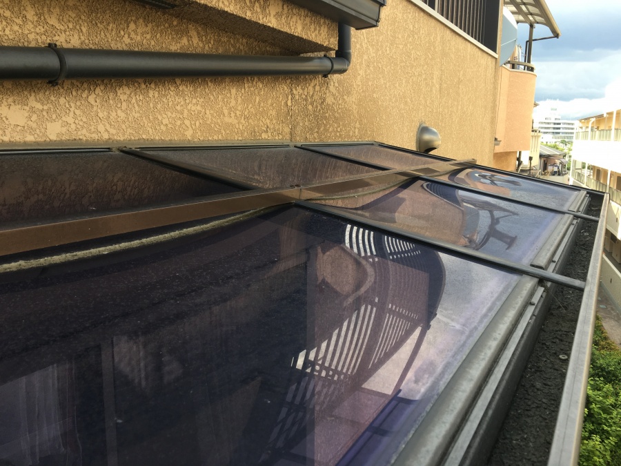 劣化したゆんだポリカ屋根