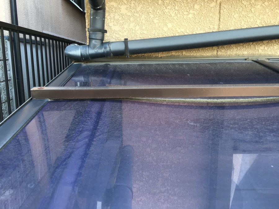 劣化したゆんだポリカ屋根