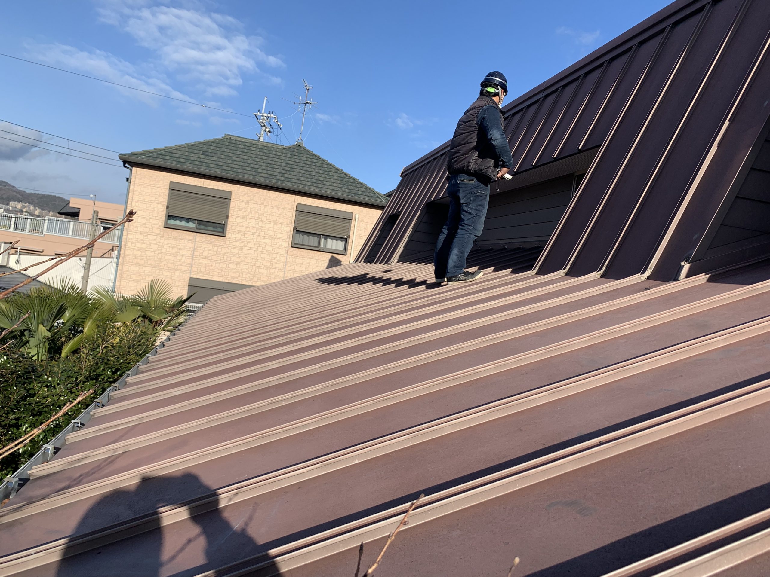 はしごをかけて屋根へ到着