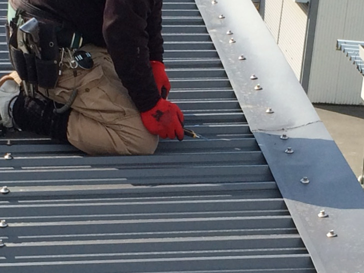 傷んだ屋根板金を撤去