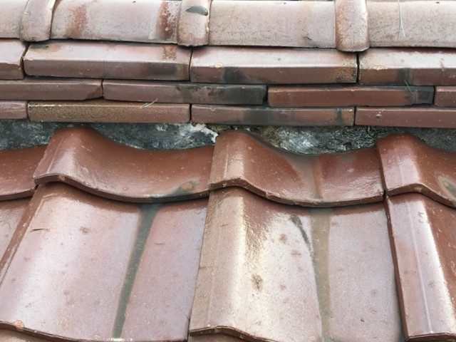 黒く傷んだ面戸漆喰