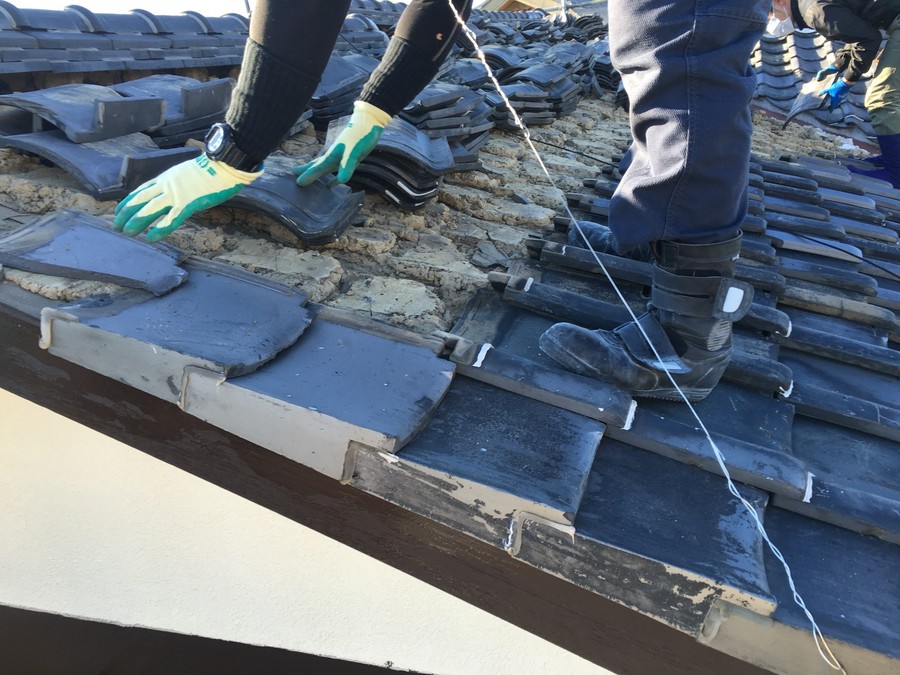 箕面市にて雨漏りを解決する瓦屋根葺き替え工事　瓦撤去