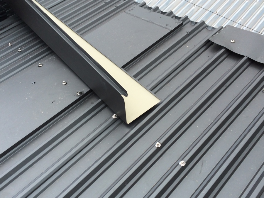 丁寧に加工された笠木板金