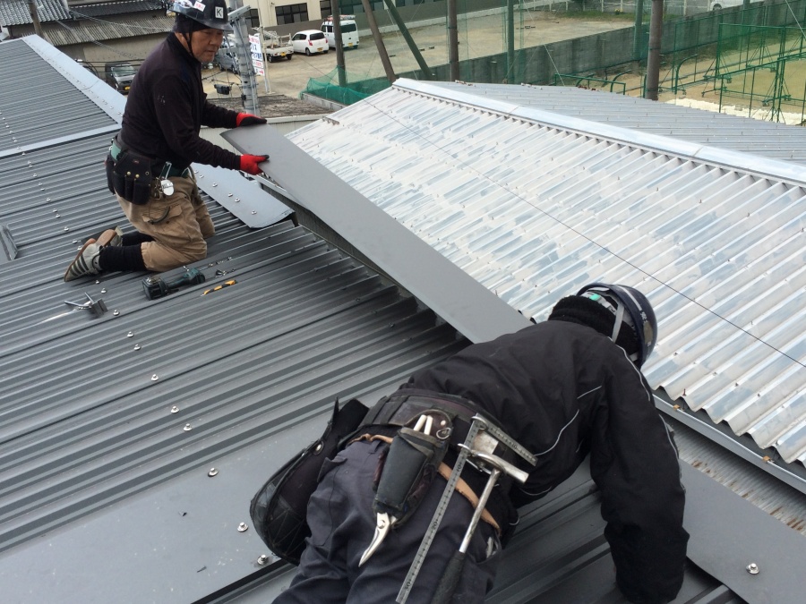 加工した部材を屋根に取り付け