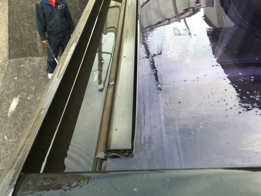 雨水の溜まったポリカベランダ屋根